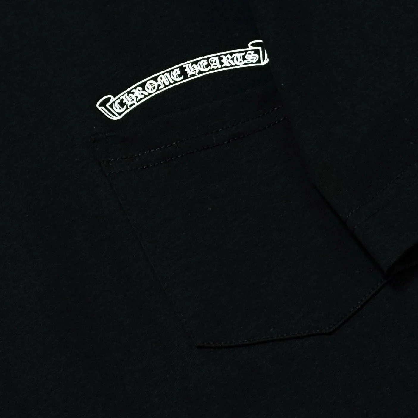 P180 Chrome Hearts Chrome Hearts 25 high version. The fabric is made of 300 grams of high-density cotton. It does not deform or shrink. It has three labels. It is the same style for men and women. Technology: Digital printing. Color: White. Black. SIZE: S-XL.